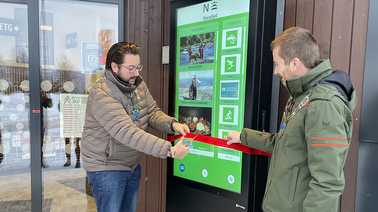 De to ordførerne i Krødsherad og Sigdal, Andreas Kagiavas Torp og Vebjørn Aasand Seljord, ønsket velkommen og foretok den offisielle åpningen av mobilitetstjenesten på Noresund onsdag med avduking og snorklipping av Procon DigitalTurist.