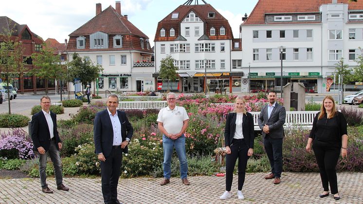 Gemeinsam für Kund*innen (v. l.): Michael Wippermann, WW, Bürgermeister Burkhard Deppe, Rainer Suhr, Geschäftsführer STW Bad Driburg, Leonie Riekschnietz und Sascha Gödecke, WW, Verena Reimann, Prokuristin STW Bad Driburg.