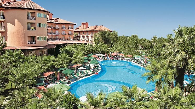 Ein Highlight des neuen Hotels allsun Numa Club Side ist die großzügige Poollandschaft, eingebettet in einen weitläufigen Garten mit Schatten spendenden Bäumen. 