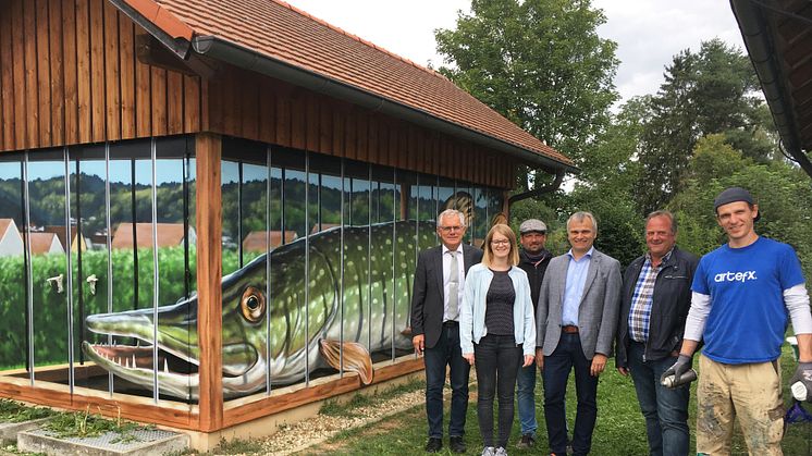 Berchinger Hecht und die Wahrzeichen der Stadt begeistern auf Trafostation - Bayernwerk schafft neuen Blickfang