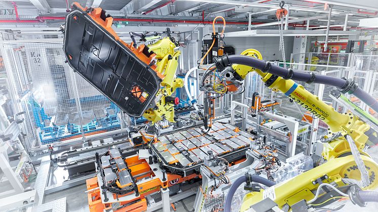Audi Bruxelles (elbilsfabrik) - battericover monteres på de sammenkoblede cellemoduler