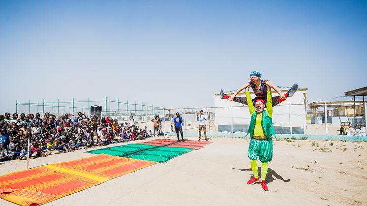 Björn Dahlman, och artistkollegan Moa Karlsson, under en föreställning i Nigeria. Foto Evelina Rönnbäck