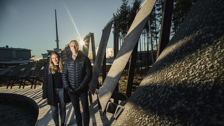  Linnea Assmundson, projektledare Arctic Solar och Jörgen Andersson Strand, vd PiteEnergi vid Solvåg Piteås världsunika mötesplats och forskningsanläggning för dubbelsidiga solpaneler i kallt klimat. Fotograf: Jens Ökvist Kråkkullen Produktion