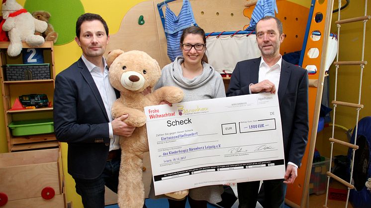 Ronald Teske, Ulrike Herkner und Bernd Bandhauer bei der Übergabe des Spendenchecks 