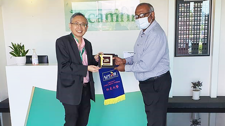 Prof Ewe (left) presenting a token of appreciation to Camfil Vice President Supply Chain (APAC & ME) Karunagaran Krishnan during his visit to Camfil