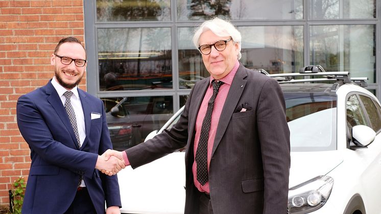 Dimitrios Lenis från Mobility Group och Hyundais Tomas Klingwall utanför blivande Hyundai Center Stockholm.
