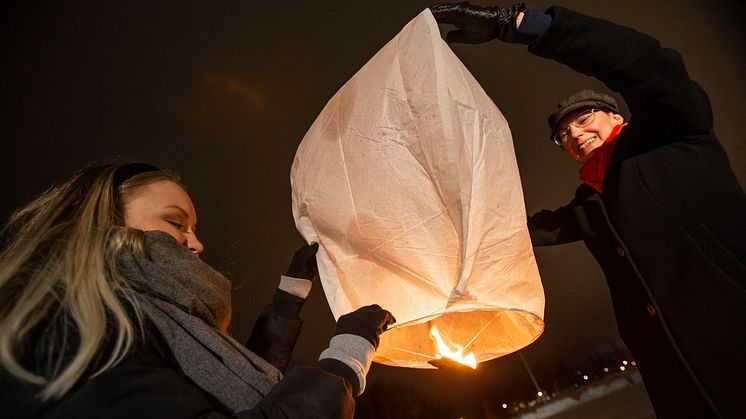 Agnes Hansius och Helena Stenberg skickar iväg en av flera hundra rislyktor upp i skyn på nyårsafton.    Foto: Anders Westergren