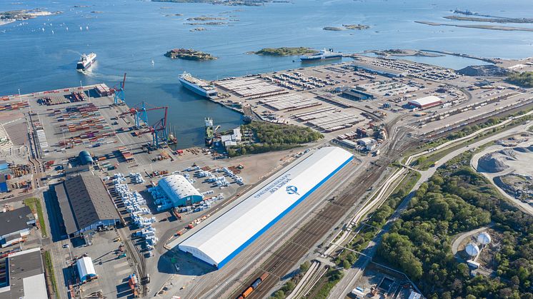 The 360-metre long, 60-metre wide tent was erected at the Svea Terminal a couple of weeks ago. The terminal is due to become operational in this fall. Photo: Gothenburg Port Authority. 