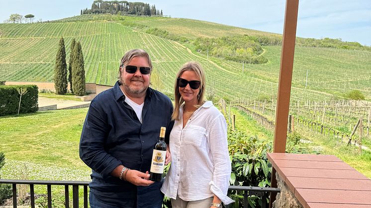 Tomas Brolin & Catarina König hos vinproducenten Cecchi i Toscana med sitt vin No 11 Chianti Riserva
