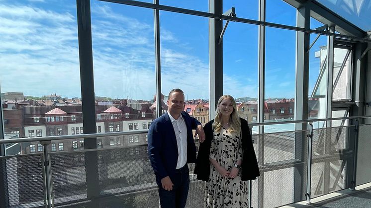 Tom Rydell, vd World Trade Center Göteborg tillsammans med försäljning- och marknadschef Linnea Boestam, högst upp i fastigheten.