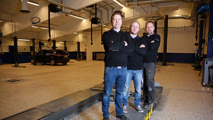 Från vänster till höger: Jonas Henriksson (vd), Andreas Kullgren (butiksansvarig) och Dan Åsman (verkstadchef).