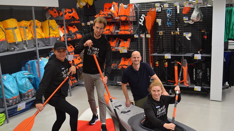 Sprint-Kanutin Melanie Gebhardt, DECATHLON-Regionalleiter Axel Thunig, Marathonläufer Nic Ihlow und Katharina Baum, Prokuristin der OSL GmbH (v.r.) – Foto: Sportstadt Leipzig