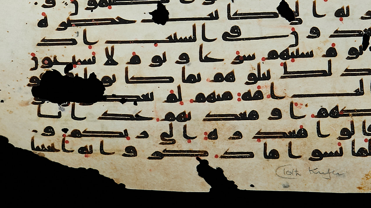 Detaljbild av onlineauktionens dyraste objekt – blad från en koran med kufisk skrift, daterad till 900-talet.