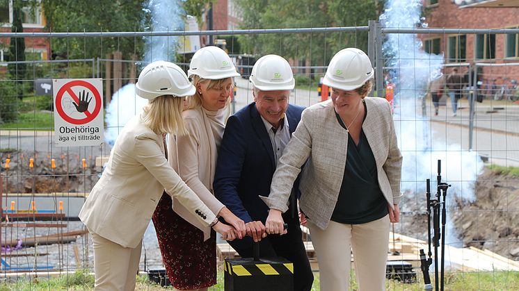 Fr.v. Veronica Sällemark, ordförande SSCO, Eva Malmström Jonsson, prorektor på KTH, Sten Wetterblad, regiondirektör för Akademiska Hus Region Stockholm, Karin Wanngård, finansborgarråd, Stockholm. Foto: Akademiska Hus.