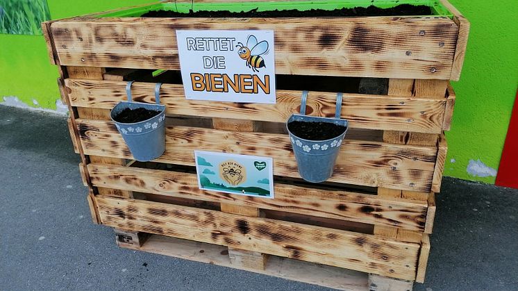 Das selbstgebaute Hochbeet für Insekten vor dem Fressnapf-Markt in Neustadt b. Coburg - Foto: privat