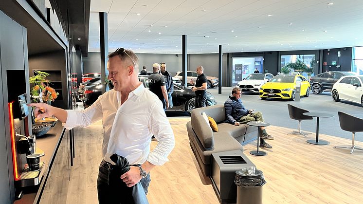 Stefan Rosengren, VD för RSA-gruppen, känner sig hemma i Merceds-Benz nya, tekniska showroom med loungekänsla.