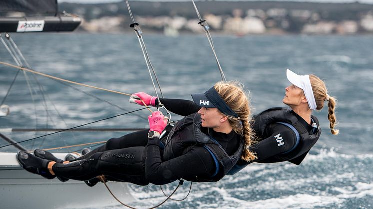 Helene Næss og Marie Rønningen leder EM i 49erFX før siste avgjørende dag. FOTO: Morten Jensen