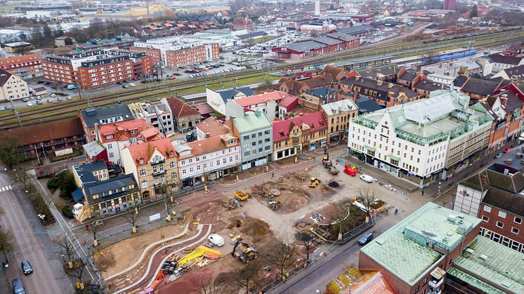 Arbetet på Stora torg pågår för fullt. Välkommen till kommunens nya lokal i Hotell Stensson, den stora vita byggnaden med grönt tak, för att få en överblick över ombyggnaden.
