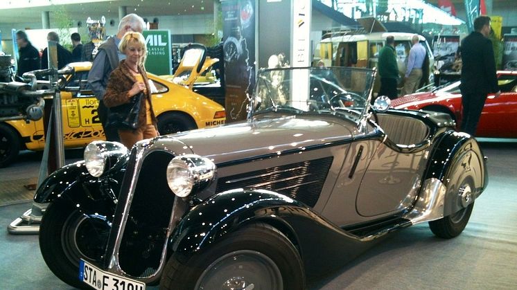 Retro Classics: Oldtimer-Rarität, All-Risk-Deckung zum Anfassen & Max Greger jr. am Stand der Mannheimer Versicherung AG 