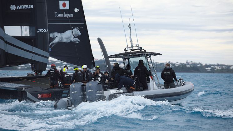 A chase boat with Yamaha outboard sticks closely to the racing yacht moving at high speed. Yamaha has supported skipper Dean Baker since his time in the NZ team and he places his confidence in Yamaha.