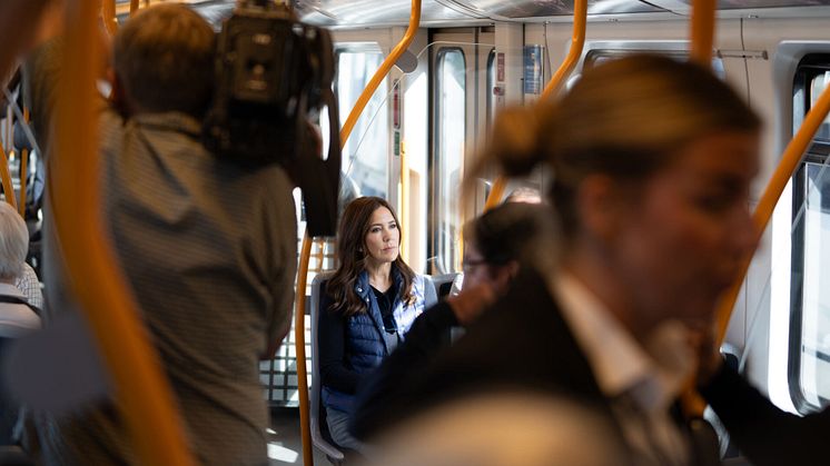 H.M. dronningen av Danmark ombord på T-banen i Oslo.jpg