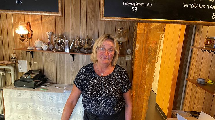 Katarina Samuelsson har återöppnat caféet, med bibehållen Brännvallsanda, men med sin egen stil på mat och fikabröd. Fotografier: Joakim Nordlund, presspro.se 