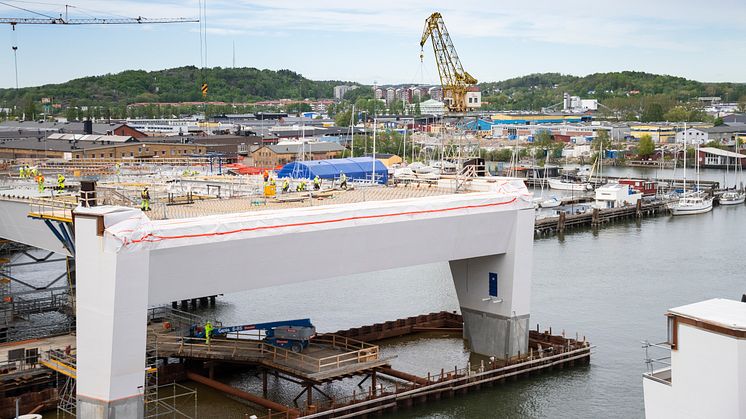 Förberedelserna inför sommarens montering av pyloner, maskineri och lyftspann pågår för fullt på Hisingsbron. I slutet av sommaren kommer också stommarna till de fyra arkitektritade trapptornen.