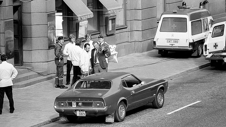 Norrmalmstorg 1973. En blå Ford Mustang har körts fram för att användas som flyktbil under gisslandramat som varade i sex dagar.
