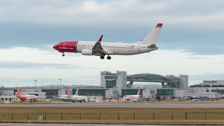 737-800 lands Gatwick