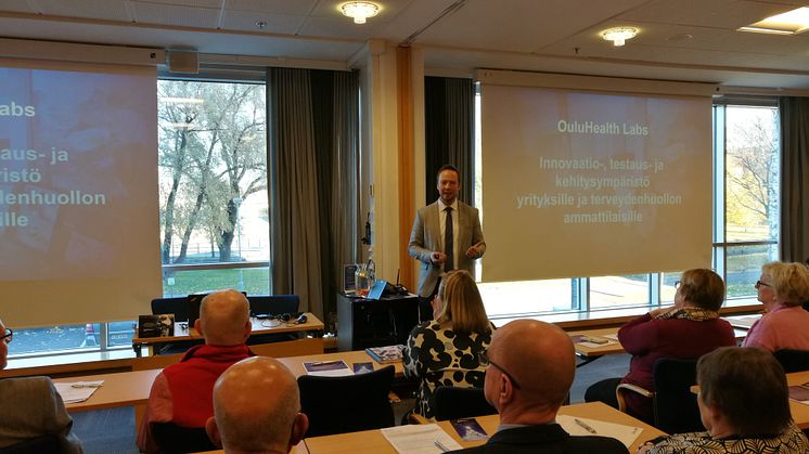 OYS TestLabin testaustoiminnan päällikkö Timo Alalääkkölä esitteli seminaarissa testilaboratorion toimintaa. Kuva Katja Hohtari.