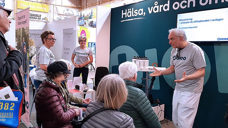Fysioterapeut Dag Ardel föreläser i Tiohundras monter på Expo Roslagen.