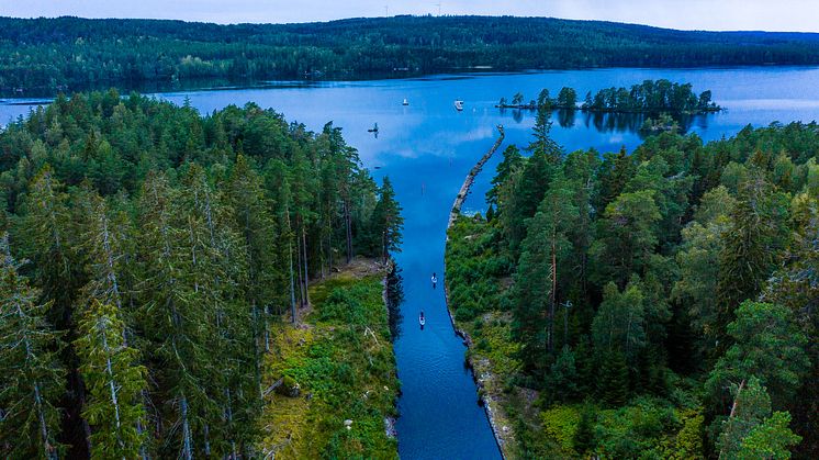 Att kombinera en aktiv semester i naturen med att äta och bo bra är en av de trender Göta kanal listar för i år.