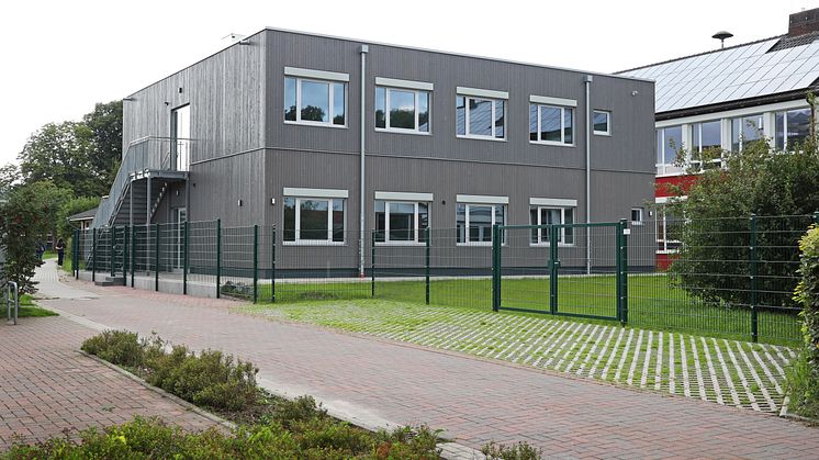  Perfekter Dialog zwischen Bestand und Neubau: Das Algeco-Modulgebäude überzeugt mit seiner ästhetischen Architektur auf dem Campus der Gesamtschule.