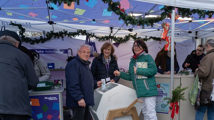 Ausgefüllte Lose für die Weihnachtsmarkt-Verlosung kommen in die große Trommel.