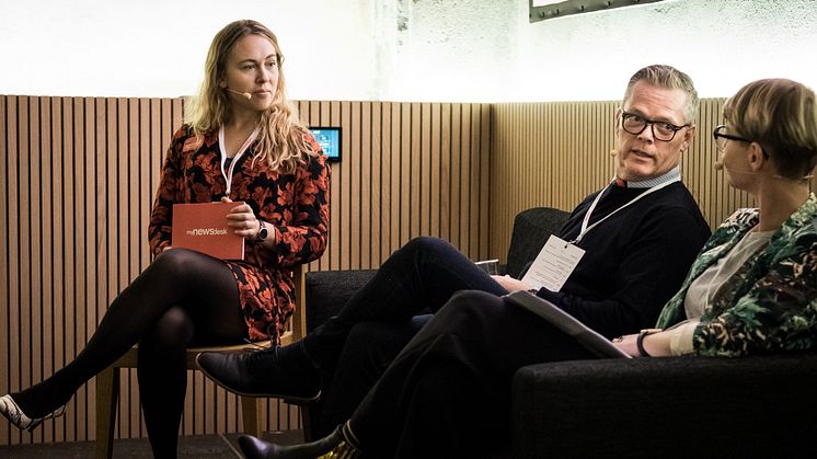 Apollo Rejsers kommunikationschef Glenn Bisgaard i samtale med Conni Lagergreen Schmidt, TargetPR, og Katrine Barslev, kommunikationsansvarlig hos Mynewsdesk, under Mynewsday 2017. Fotograf: Jesper Voldgaard