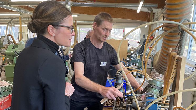 Drechslermeister Uwe Krummer führte die Besucher*innen beim Tag der offenen Tür in der Schreinerei zum Herzberg in die alte Handwerkskunst ein - hier im Bild mit Nina Klein, die für die Wintershall Dea Stiftung eine Großspende dabei hatte. 