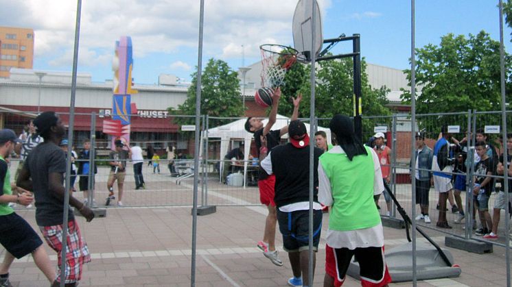 Summer Jam 2016 med både fotboll och basket på Bäckby torg inleder sommarlovet.    