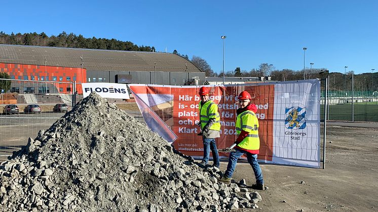 Idrotts- och föreningsnämndens ordförande Magnus Berntsson (KD) och 2:e vice ordförande Bettan Andersson (V) tar ett symboliskt spadtag för att markera byggstarten av Kvibergs Parks nya is- och sporthall.