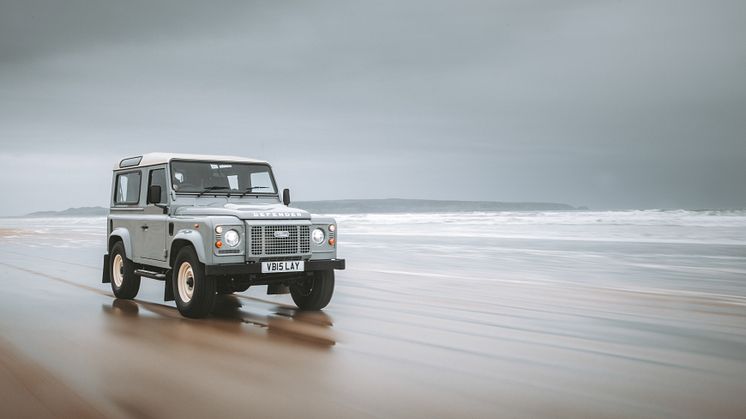 Classic Defender Works V8 Islay Edition fotografert på Islay. Classic Defender Works V8 Islay Edition er den første Heritage Special Edition Works V8 fra Land Rover Classic, inspirert av Spencer Wilks' privatbil fra 1965.