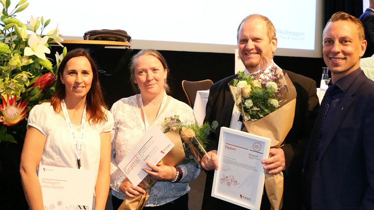 Årets Hållbarhetsförening är utsedd! Fr v Therese Berg, hållbarhetschef Riksbyggen, Anna Persson och Christian Hansen från Brf Pyramidens styrelse samt Christian Bengtzelius, föreningschef på Riksbyggen.