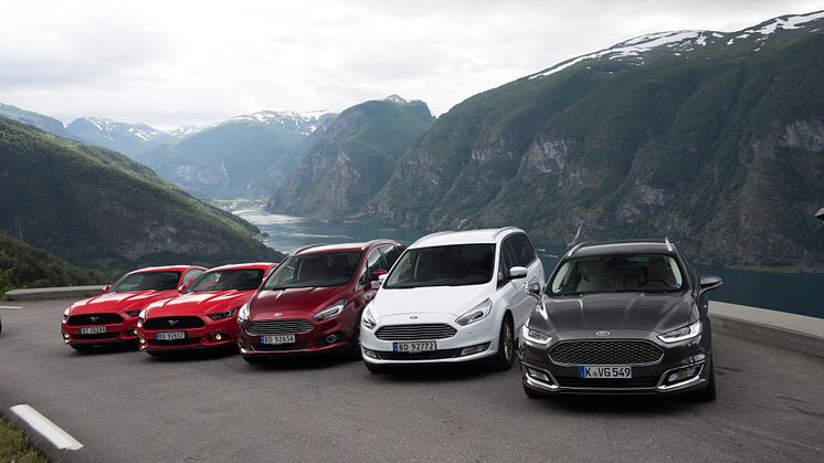 En høst med mange nyheter fra Ford; fra venstre nye Mustang, nye S-MAX, nye Galaxy og nye Mondeo Vignale. Bildet er tatt med Aurlandsfjorden i bakgrunnen. 