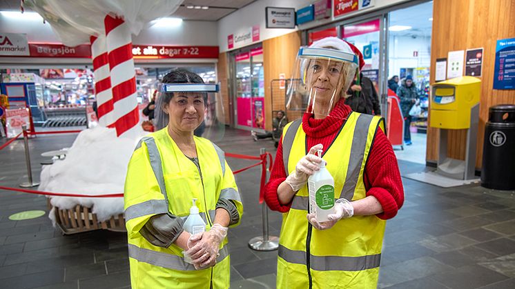 Trängselvärdarna Batool Tobya och Marie Källstrand Olmos hjälper besökarna i Bergsjöns Centrum att julhandla tryggt och säkert.