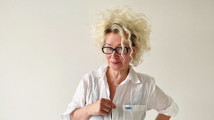 Karin Mannerstål designar årets Blå Knuten-pin till förmån för Barndiabetesfonden. Foto: Privat