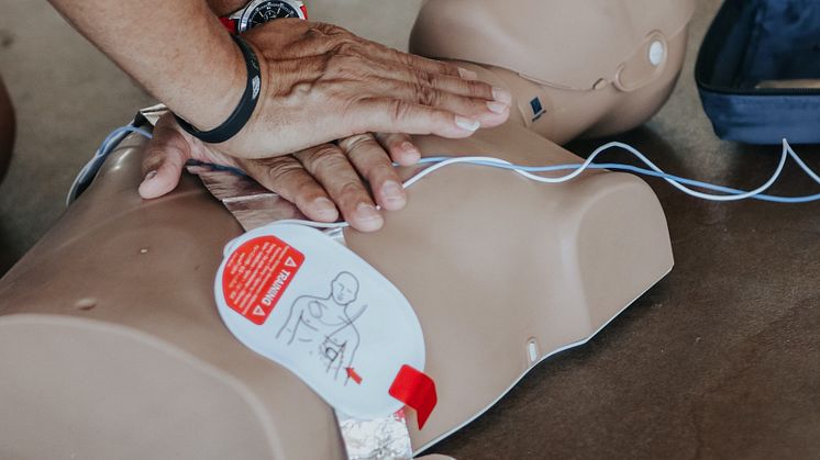 Stort bilhus giver kurser i hjertelungeredning landet over
