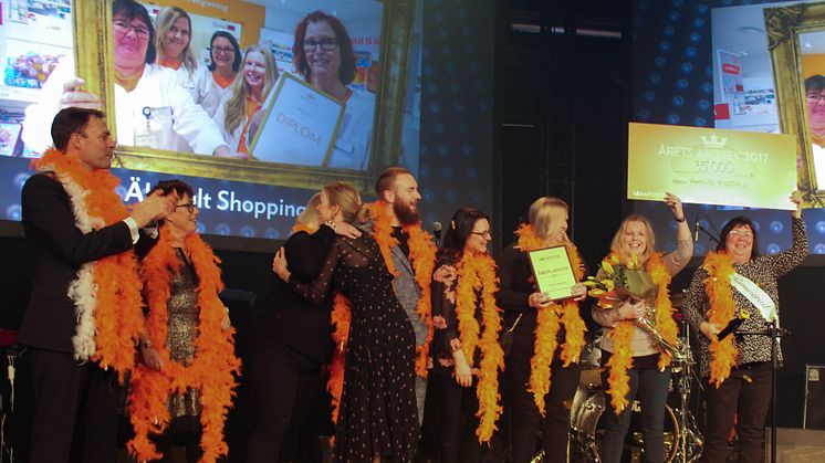 Årets Apotek Älmhult Shopping.  VD Anders Torell,  regionchef Margareta Munge gratulerar. Drift- och försäljningsdirektör Anna Wallenberg kramar om medarbetare och apotekschef Heléne Rasmussen längst till höger.