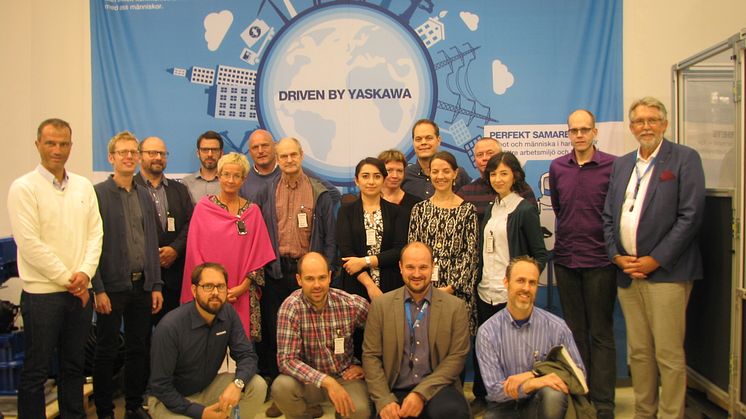 Träindustrins forskarskola, ProWood besöker Yaskawa Nordic AB. Här industridoktorander tillsammans med industriella och akademiska handledare. 