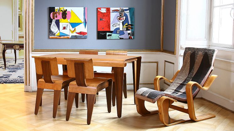 Ikoniske isokon-møbler af Marcel Breuer og to emaljemalerier af Le Corbusier