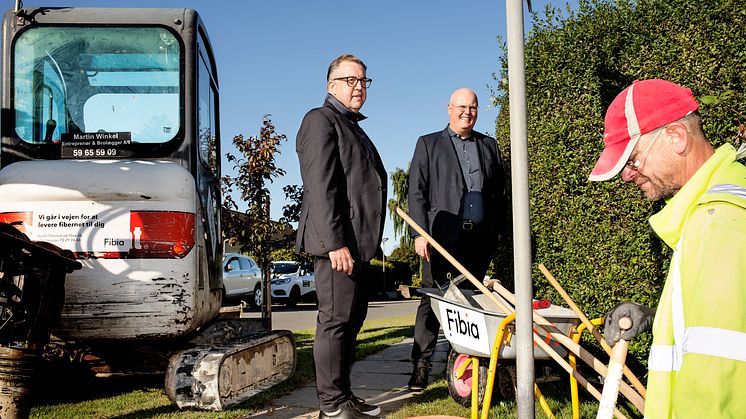 Telenors administrerende direktør, Lars Thomsen (tv), og netdirektør i Fibia, Steen Nielsen (i midten), besøger et Fibia-anlægsarbejde på Sjælland.