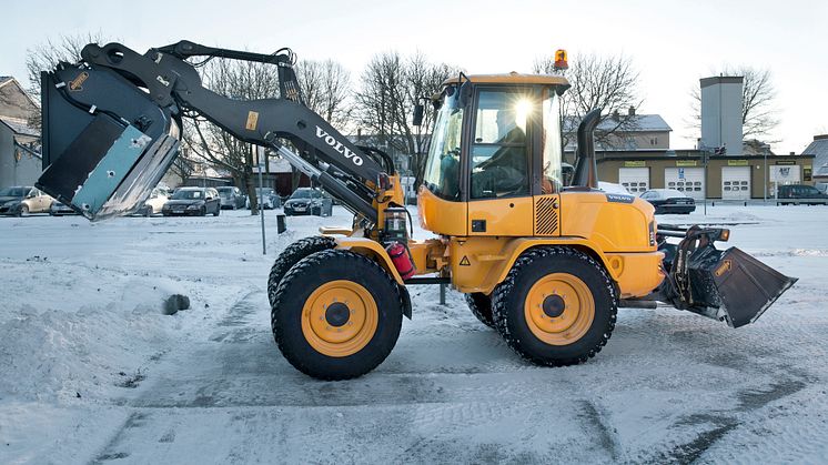 Volvo L35G  utrustad med klaffskopa och sandspridare