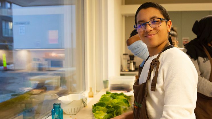 Khalil Fakouss fra Sagene skole legger siste hånd på verket 